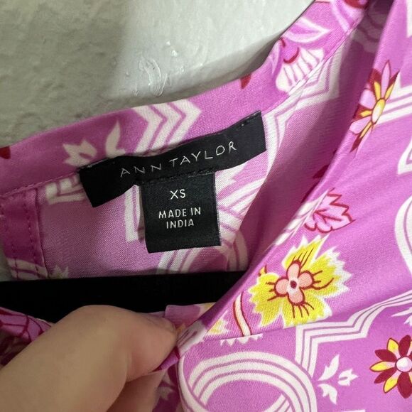 Ann Taylor Tile Print Mini Ruffle Sleeve Top SZ XS Pink White Floral Print - Picture 4 of 6